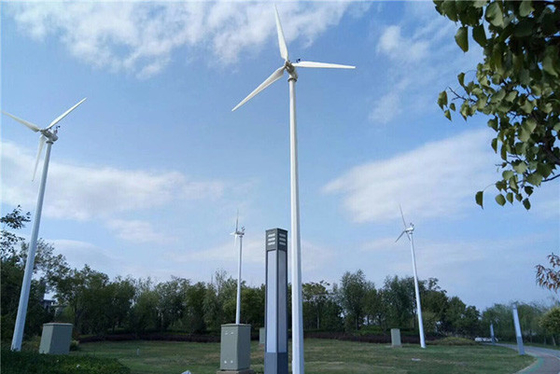 CE Off Grid Wind Generator System 50KW IP54 เครื่องกำเนิดไฟฟ้ากังหันลมแรงดันขาออก 380V