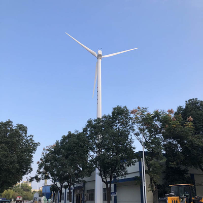 เครื่องกำเนิดไฟฟ้ากังหันลมไฟฟ้าหลายสี 30kw 220V เครื่องกำเนิดลมไฟฟ้ากระแสสลับใบมีดใยแก้ว