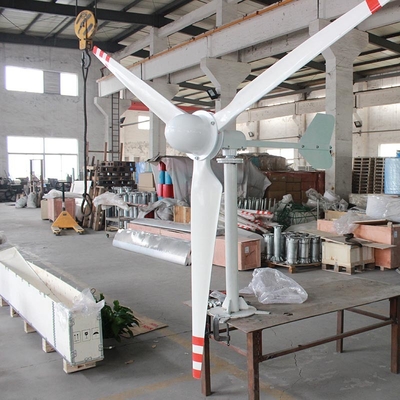 เครื่องกำเนิดไฟฟ้ากังหันลมแนวนอนสไตล์โมเดิร์น 3KW 5KW 48V 96V 220V สำหรับใช้ในบ้าน