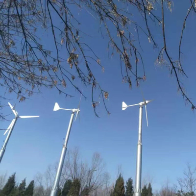ระบบเครื่องกำเนิดไฟฟ้ากังหันลมไฮบริด 100KW 380V ใบมีดใยแก้ว 11m / s